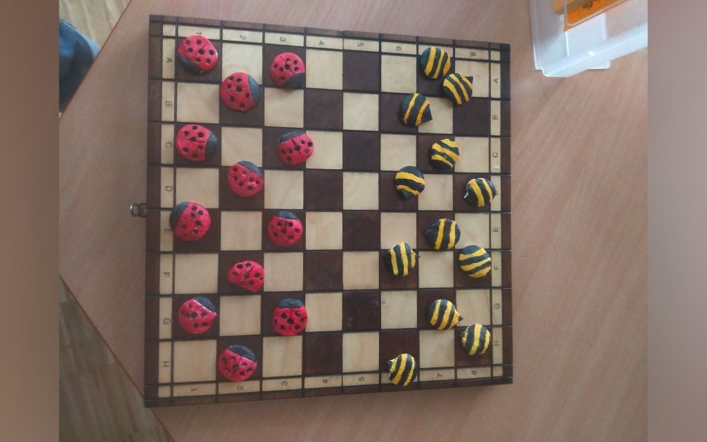 szachmaty biedronki i pszczoły
