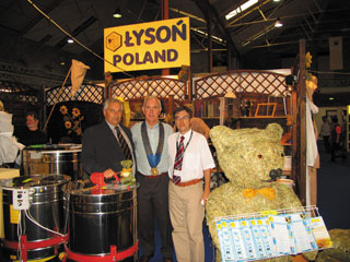 Andrzej Łysoń, Philip McCabe, i autor na stoisku firmy Łysoń, do zdjęcia pozował także misiek - symbol firmy.