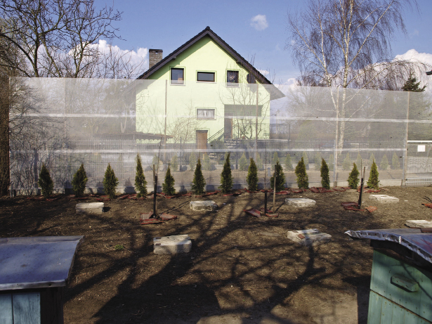 Fot. 1. Wysokie na 3 m ogrodzenie, zapobiegające nalotom pszczół w obejście sąsiada. fot.© Maciej Winiarski