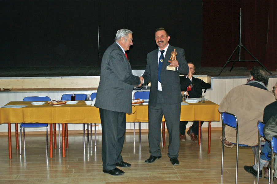 Prezes DZP Czesław Trzciański wręczył J.Bienackiemu Statuetkę Dzieżona.